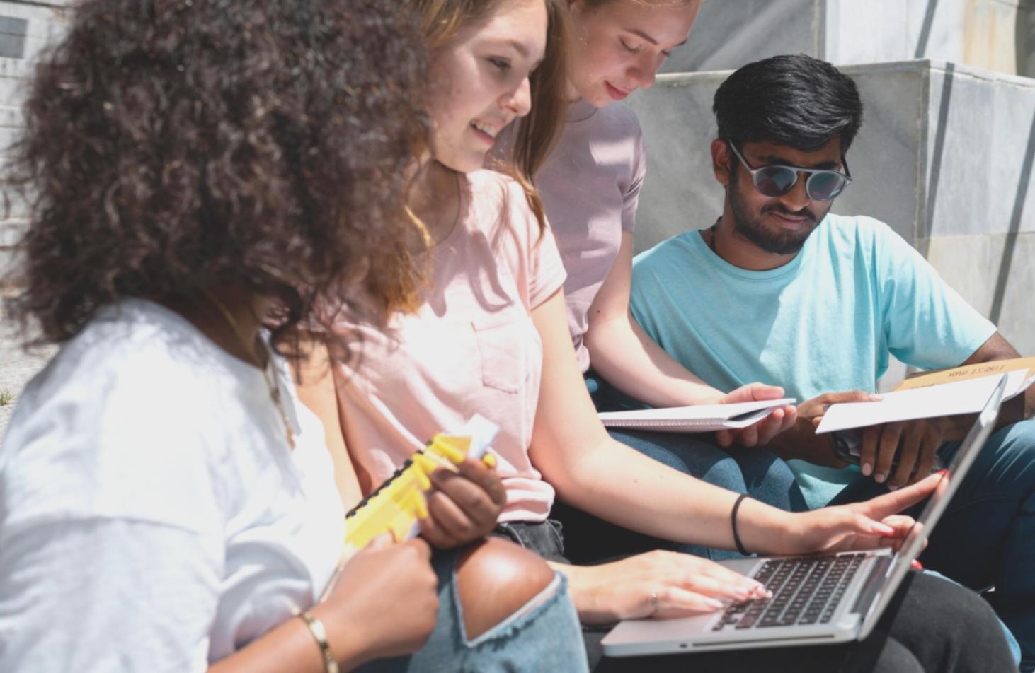 Equipo de desarrollo trabajando en modelos financieros